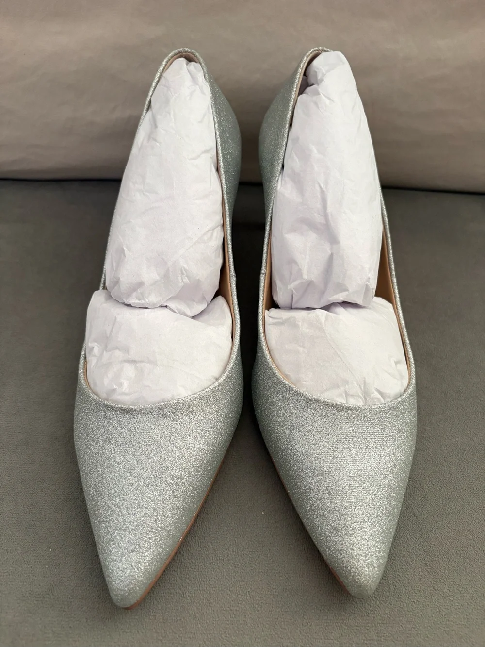 Jewel Badgley Mischka Women’s Silver Glitter Pointed Toe Kitten Heel Pumps US 8